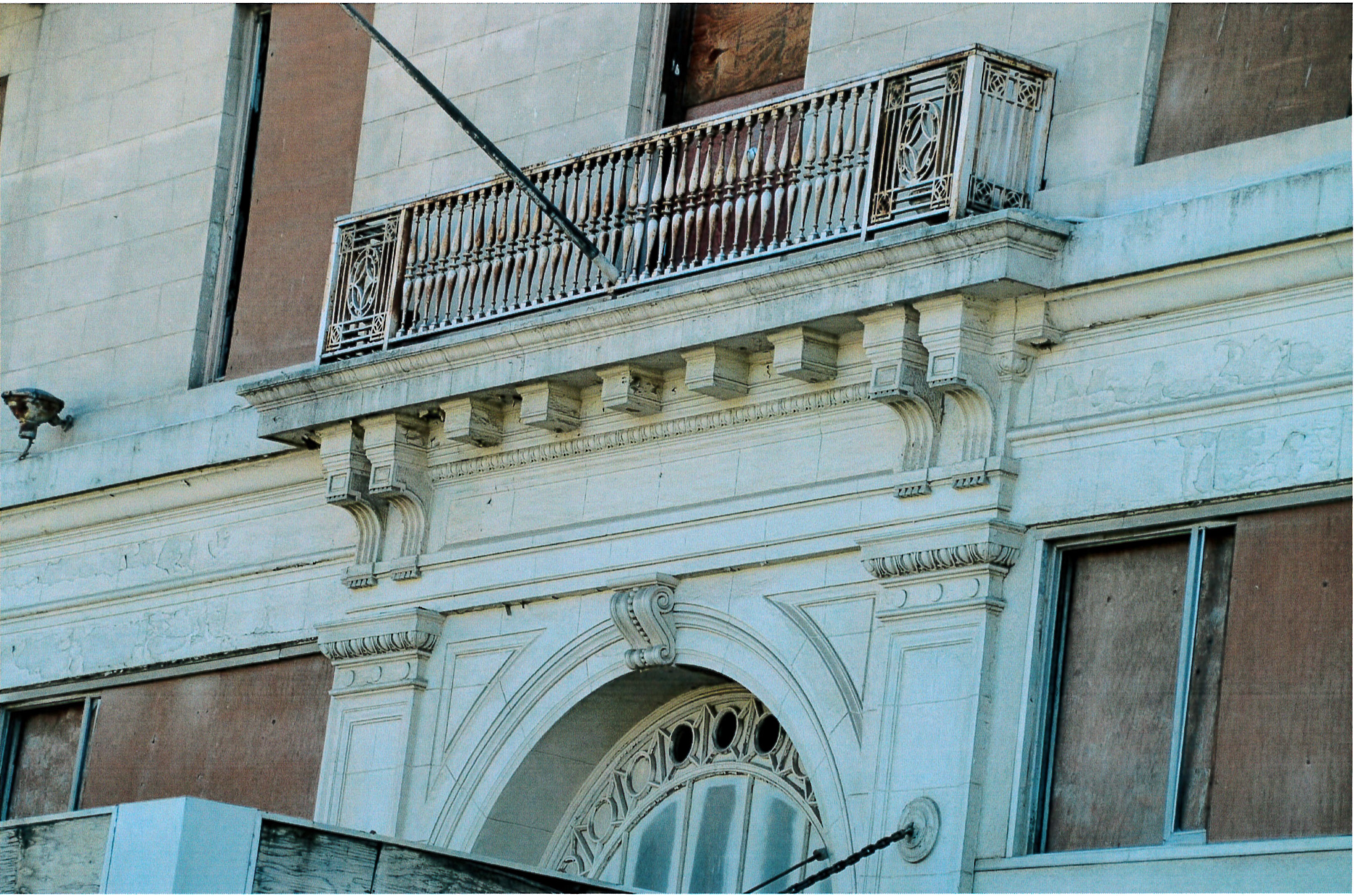 Main entrance balconette